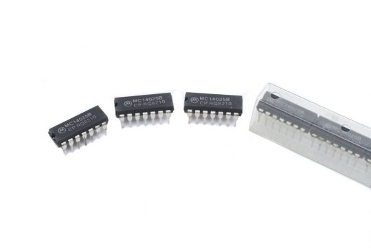 MC14025B CP RQ8210 IC